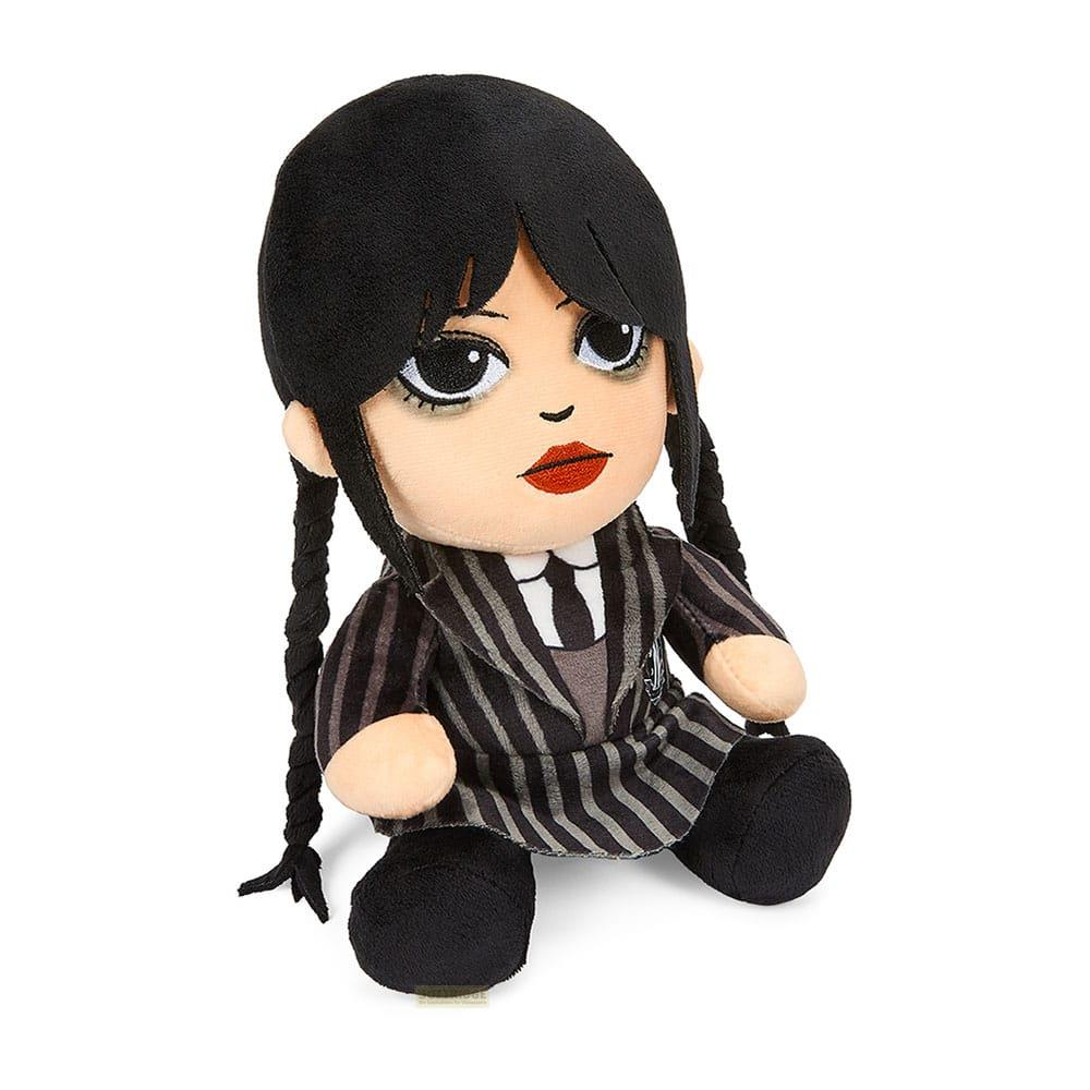 Plüschtier von Wednesday Addams im gestreiften Kleid und weißem Hemd mit Krawatte.