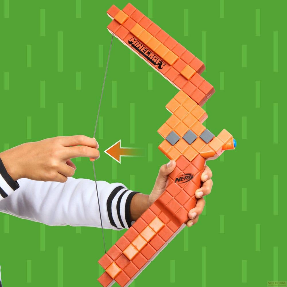 Una persona sostiene un arco Nerf naranja de Minecraft con fondo verde pixelado.