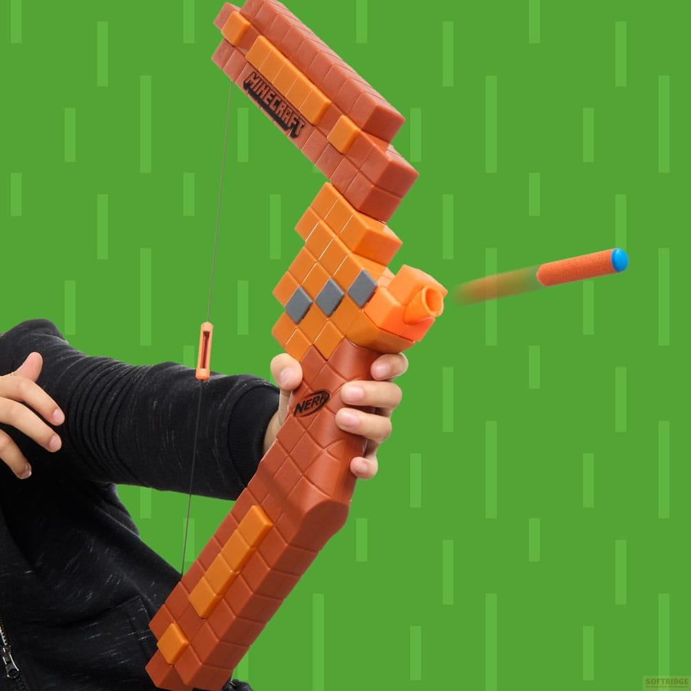 Una persona sostiene un arco Nerf naranja de Minecraft, disparando un dardo contra un fondo verde pixelado.