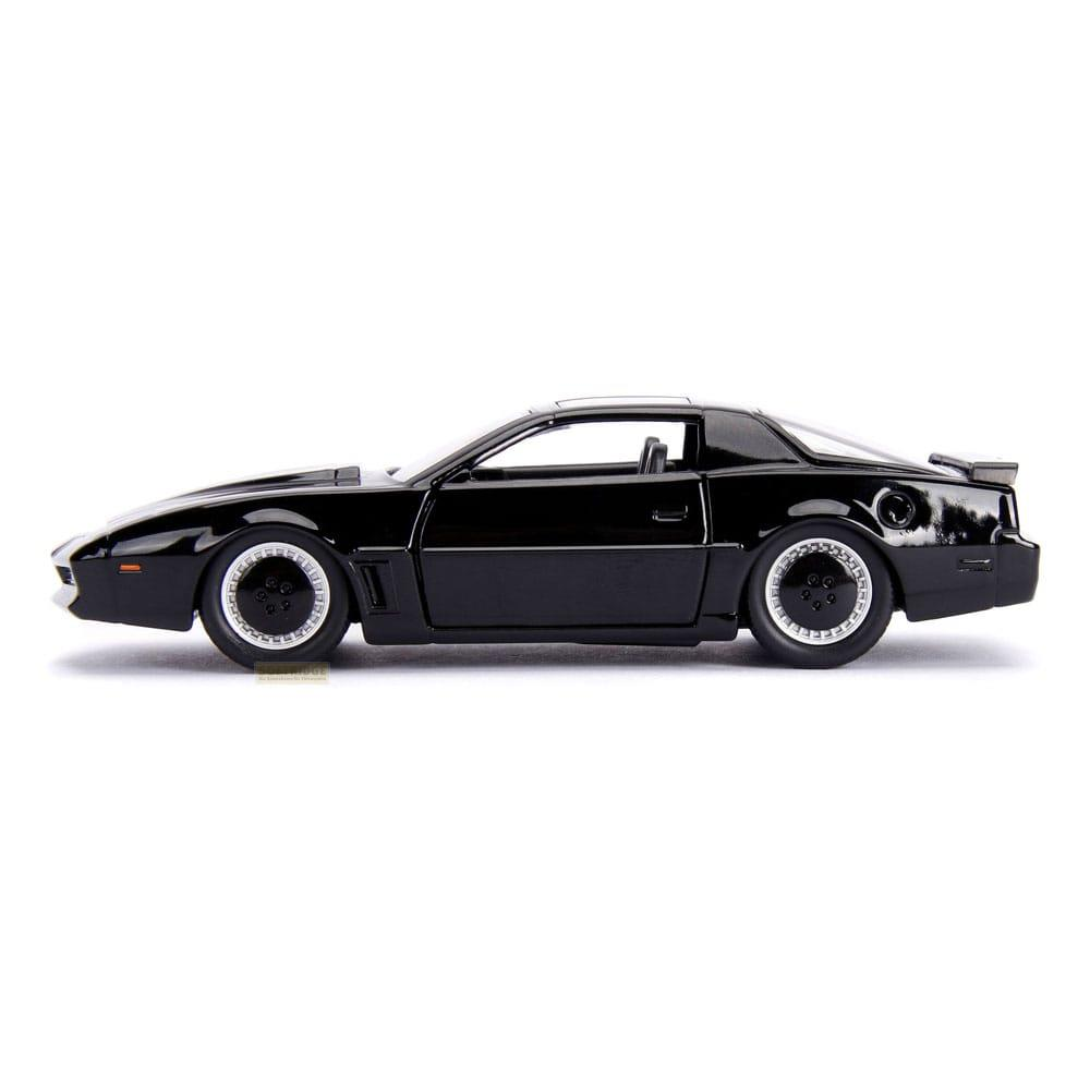 Una macchinina modello Pontiac Firebird Trans Am nera degli anni '80 è mostrata di lato su sfondo bianco.
