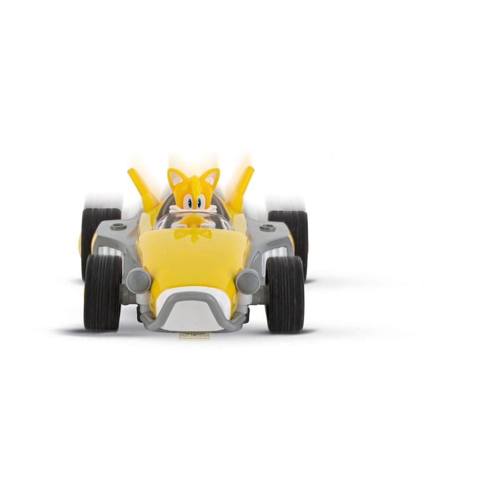 Un coche de juguete amarillo y gris con Tails de Sonic, sobre fondo blanco.