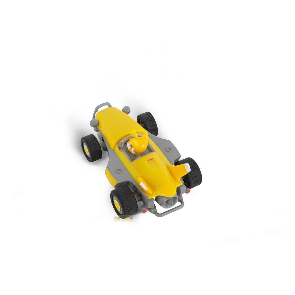 Un coche de carreras de juguete amarillo con interior gris y ruedas negras. Un personaje de dibujos animados está en el asiento del conductor.