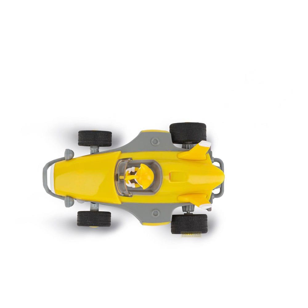 Un coche de juguete amarillo con detalles grises y ruedas negras, visto desde arriba sobre fondo blanco.