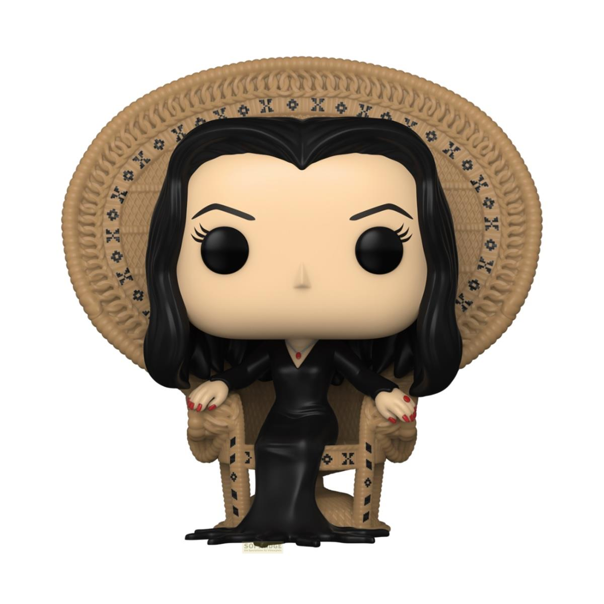 Figura Funko Pop de Morticia Addams con vestido negro, sentada en silla de mimbre con respaldo alto.