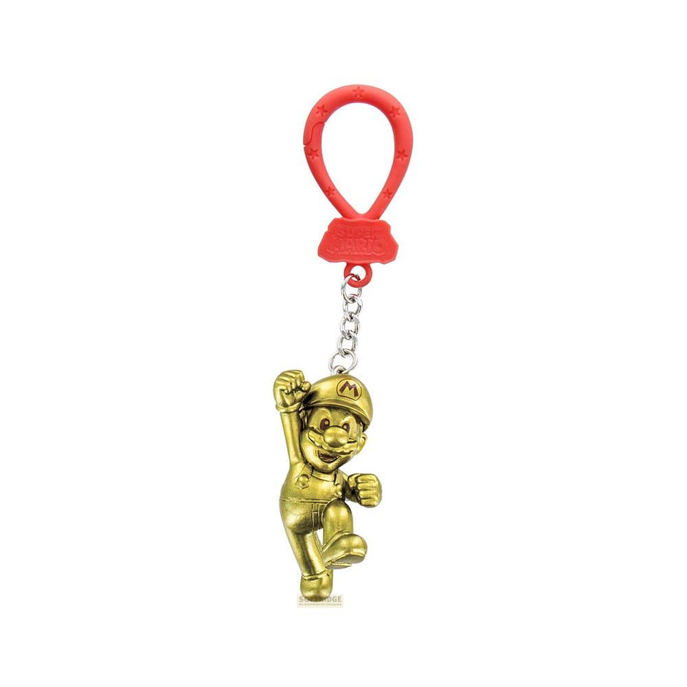 Un llavero dorado de Mario con un lazo rojo y texto 'Super Mario'.