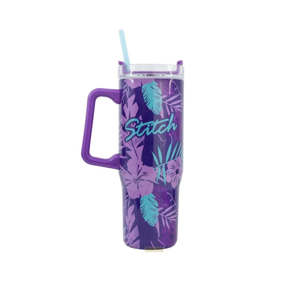 Lila Becher mit Blumenmuster und dem Wort „Stitch“ in Schreibschrift. Er hat einen blauen Strohhalm und einen lila Griff.