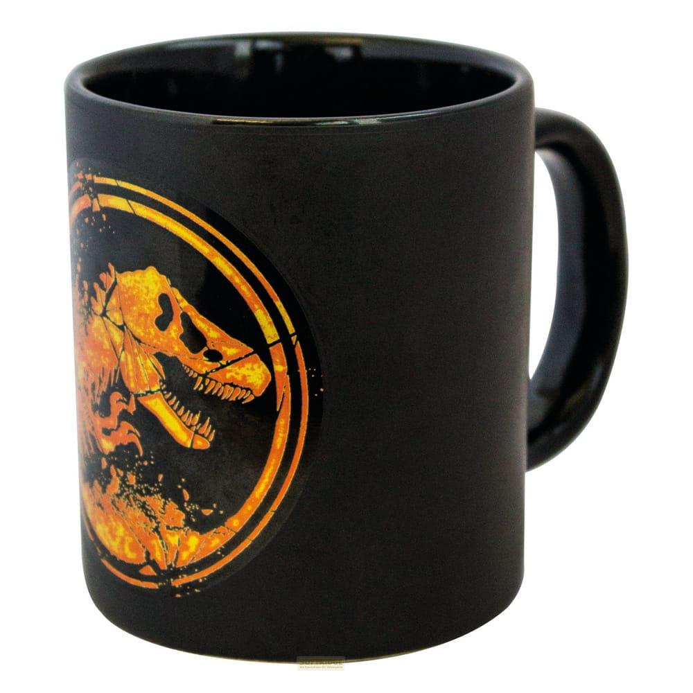 Schwarze Tasse mit dem Jurassic Park Logo, das ein T-Rex-Skelett in Orange zeigt.