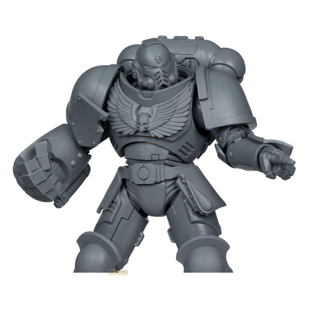 Graue Miniatur eines Space Marines in Rüstung, hält eine große Faust nach vorne.