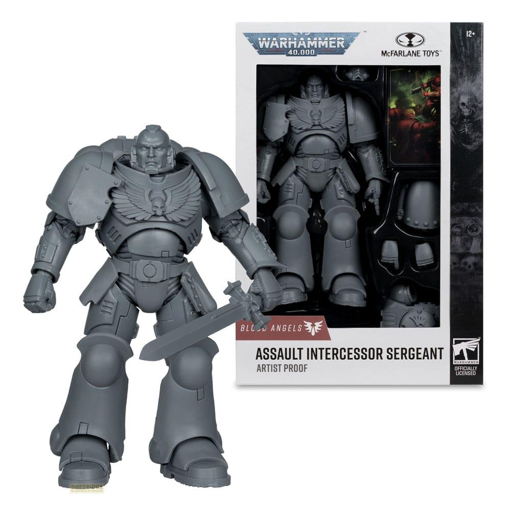 Graue Warhammer 40K Actionfigur eines Assault Intercessor Sergeants mit Schwert und Verpackung.