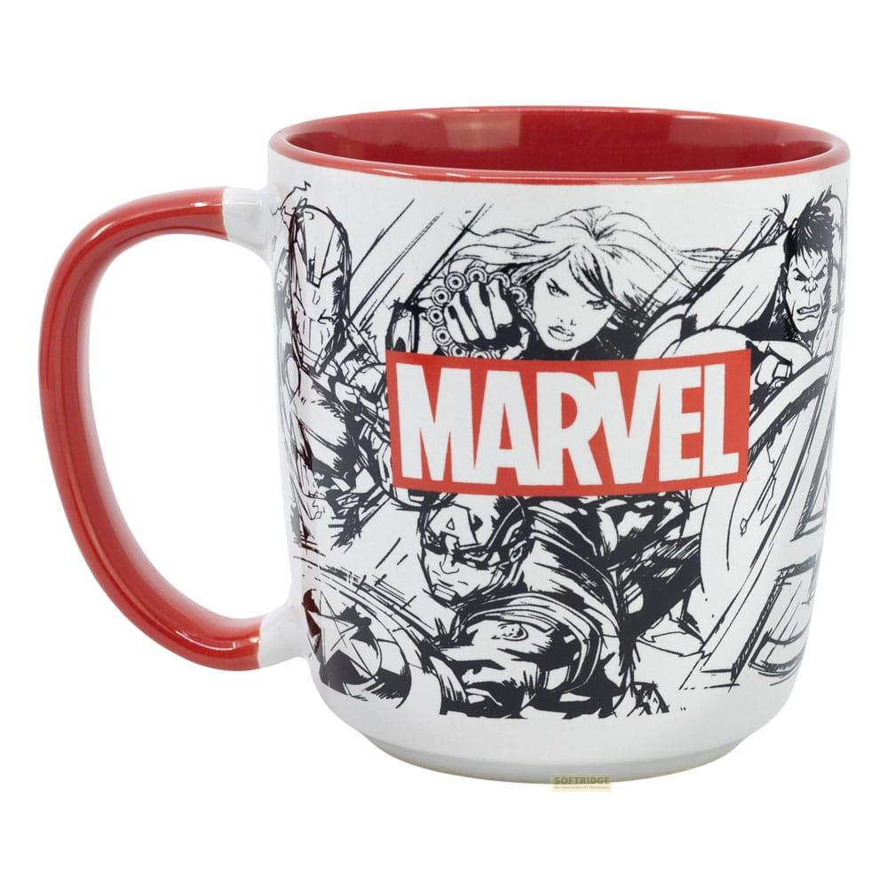 Taza blanca con asa y borde rojos, con personajes de Marvel en blanco y negro.
