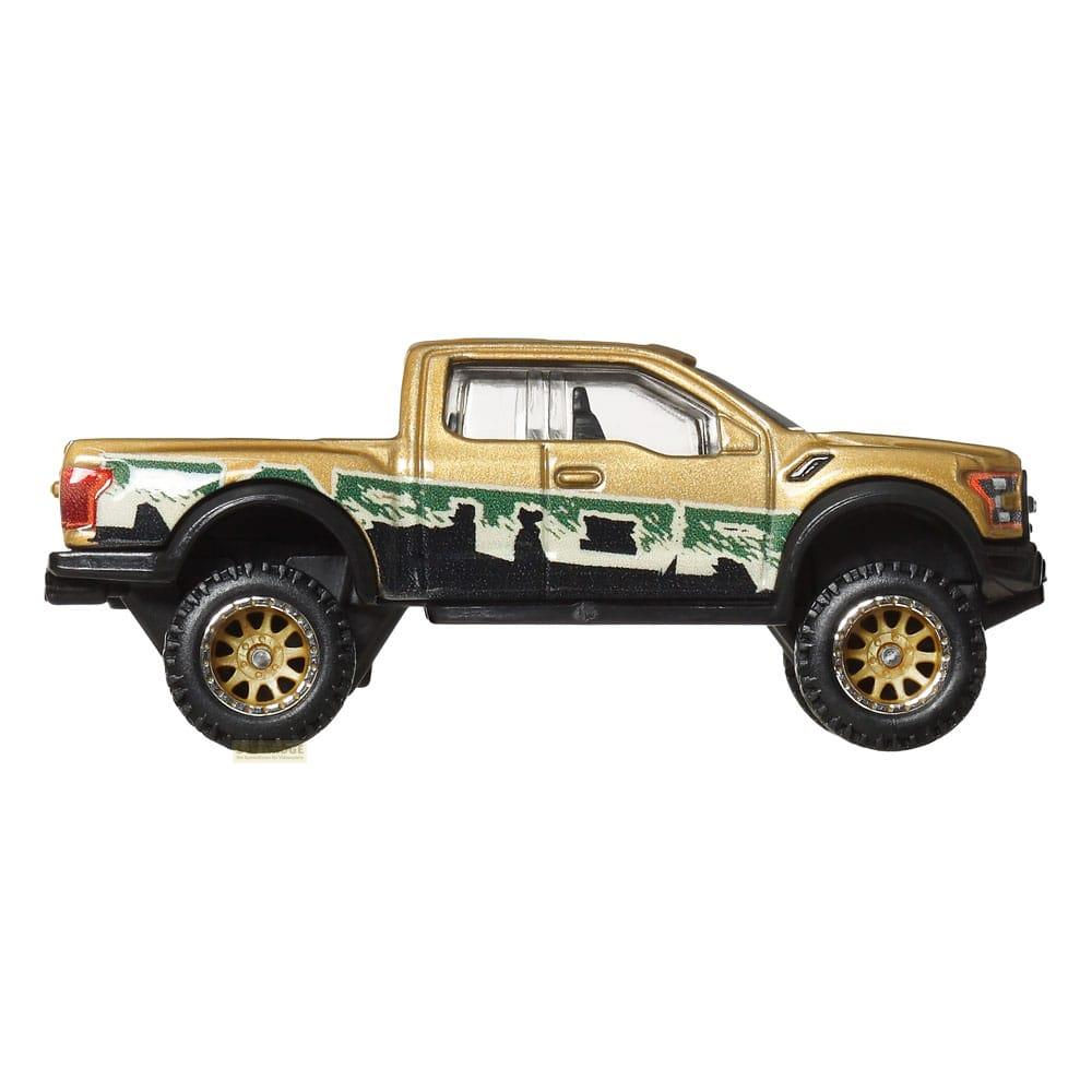Goldener Pickup-Spielzeugtruck mit schwarz-grünem Tarnmuster und goldenen Felgen.