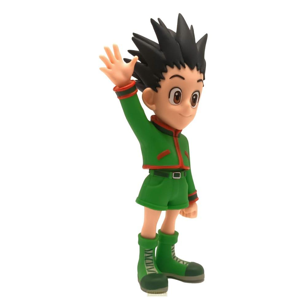 Una figura animata con capelli neri a punta, vestita di verde e che saluta.