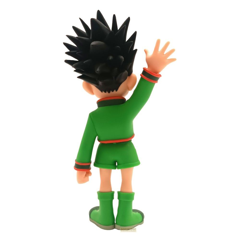 Una figura anime verde con capelli neri saluta con la mano destra.