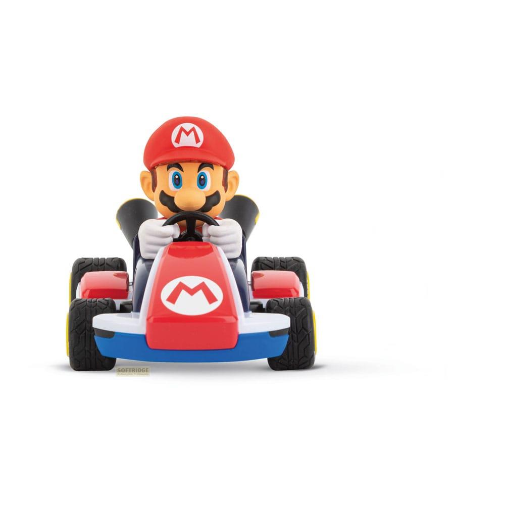Personaje de Mario en un kart rojo y azul con logo M sobre fondo blanco.