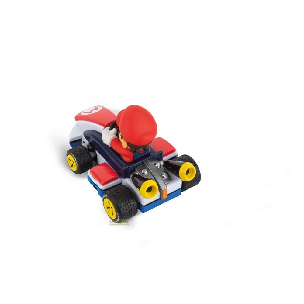 Mario en un kart rojo, blanco y azul con ruedas amarillas sobre fondo blanco.