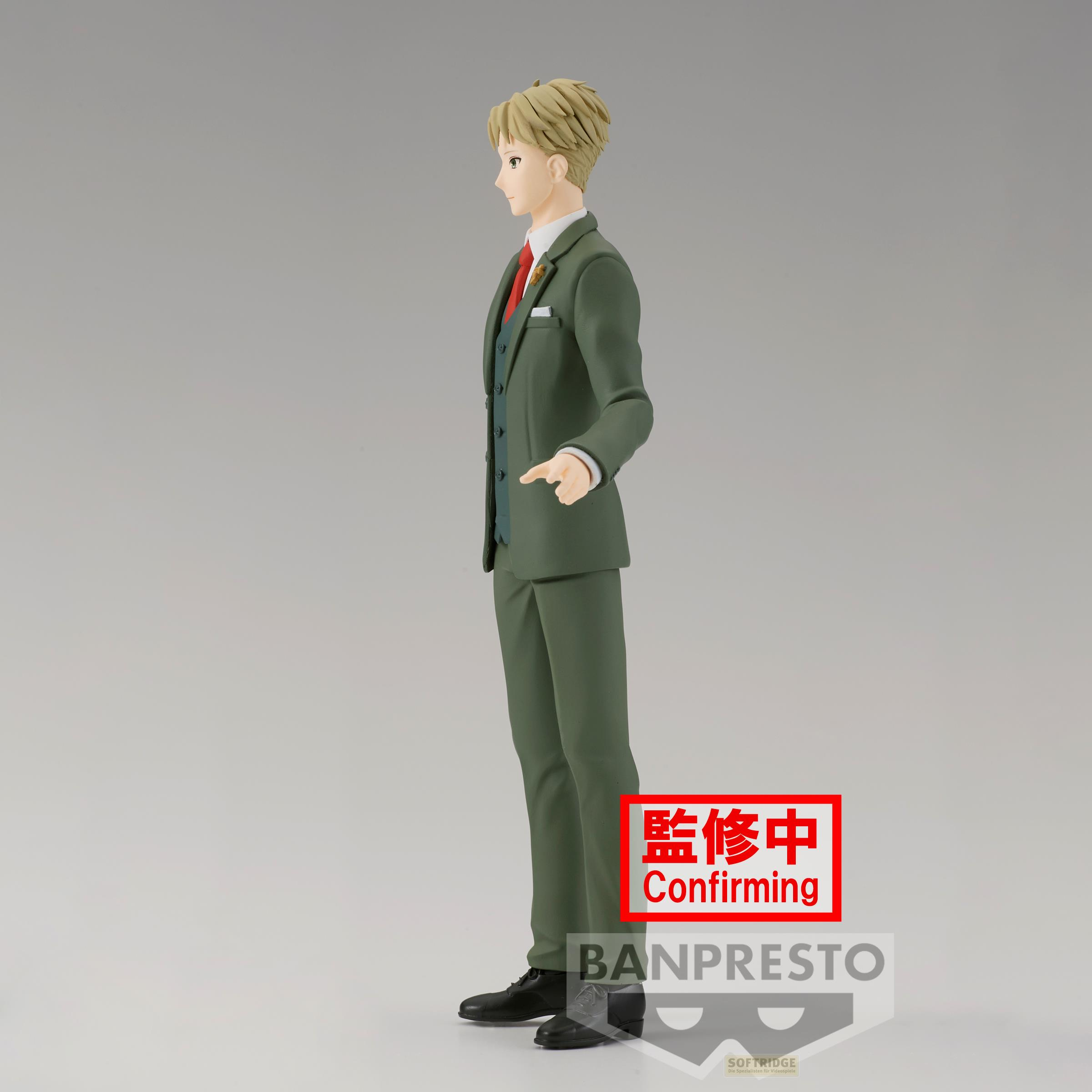 Una figura de anime masculina con traje verde, camisa blanca y corbata roja, sobre fondo gris.