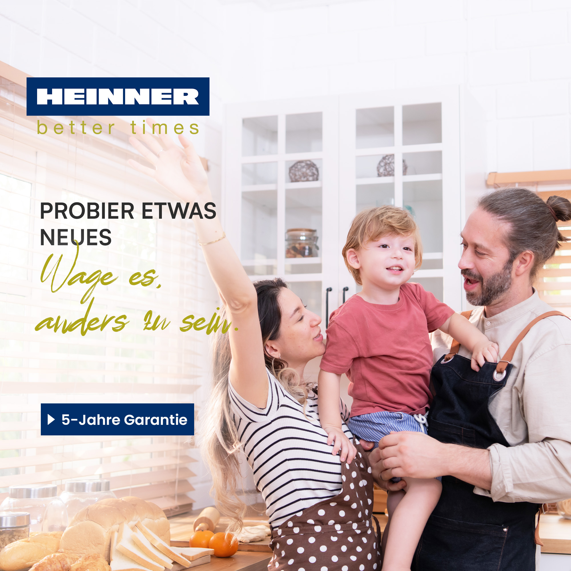 Familie in der Küche mit Brot, ein Kind wird gehalten. Heinner Logo.