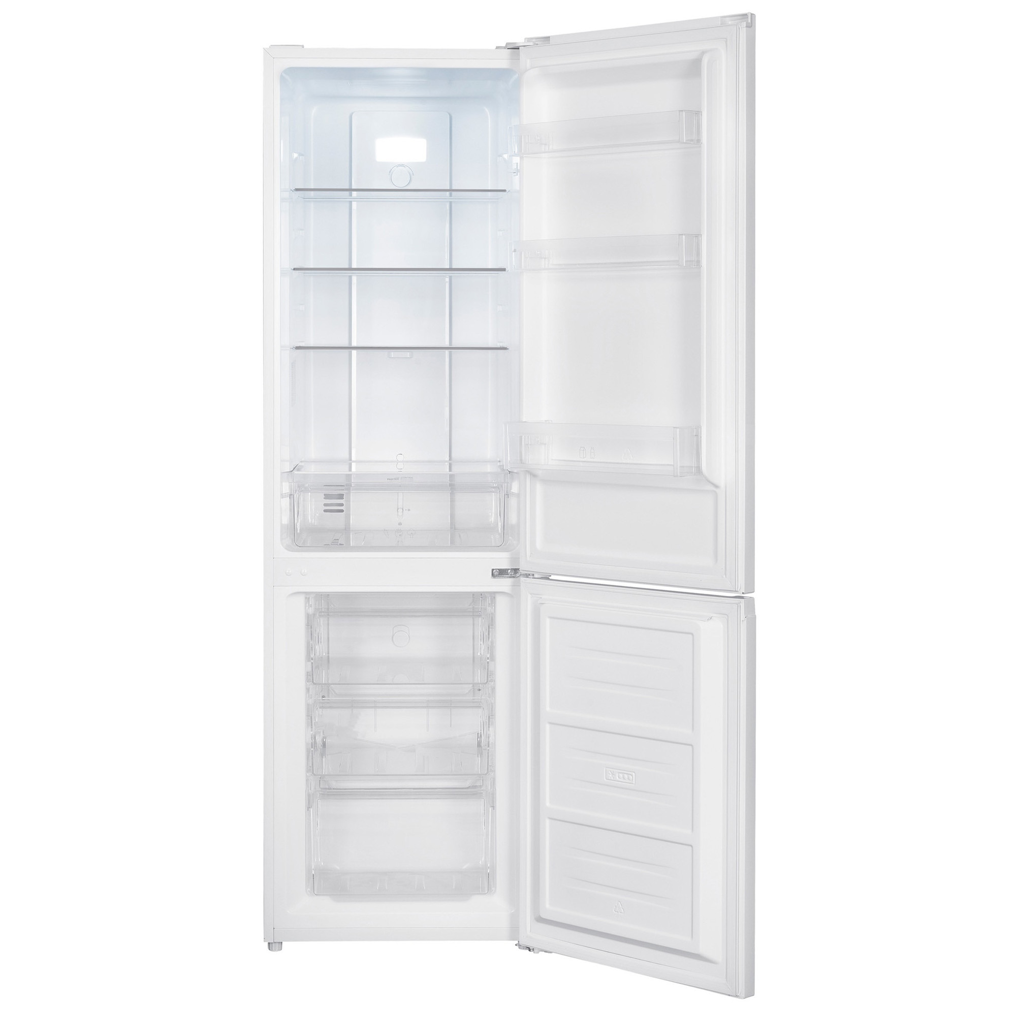 Een witte koelkast met de deur open, lege glazen planken en lades.