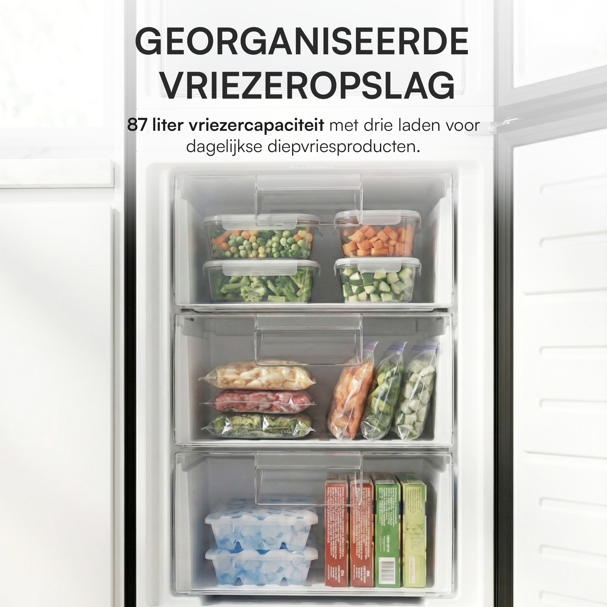 Vriezer met drie lades gevuld met diepvriesgroenten, fruit en ijsblokjes.