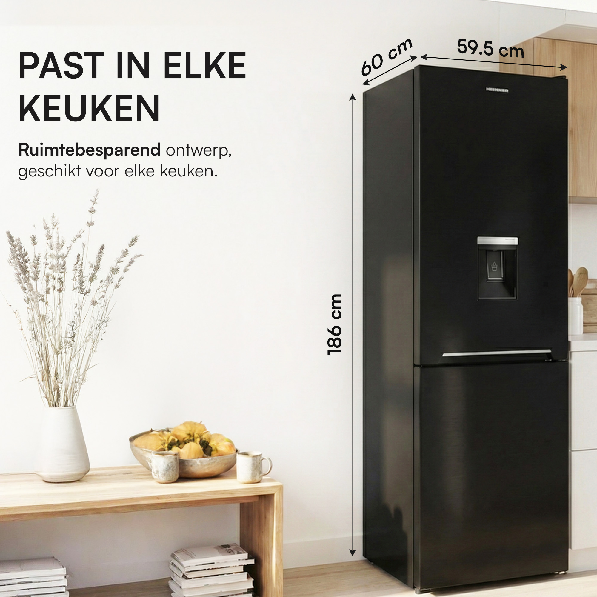 Een hoge zwarte koelkast met waterdispenser. Afmetingen: 186cm H, 60cm B, 59,5cm D.