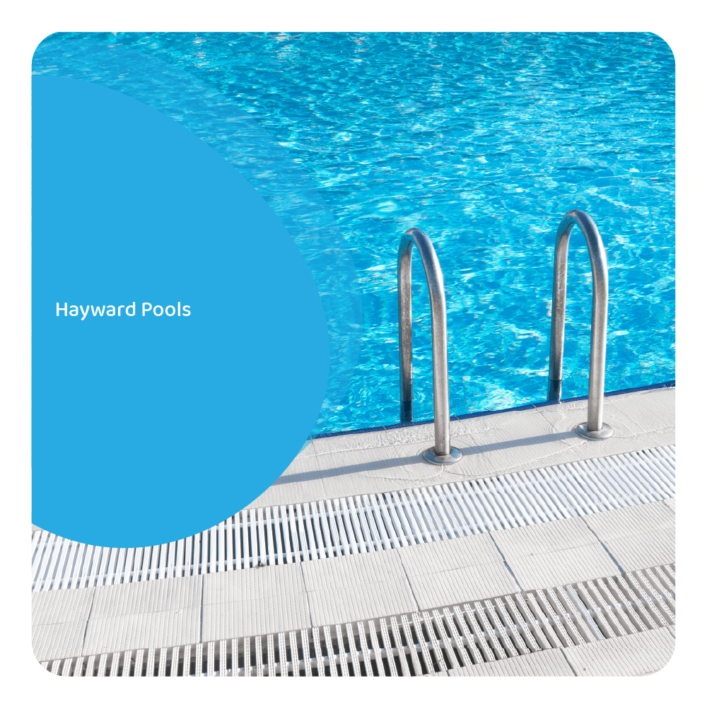 Una piscina con acqua blu e corrimano argentati, con testo 'Hayward Pools'.