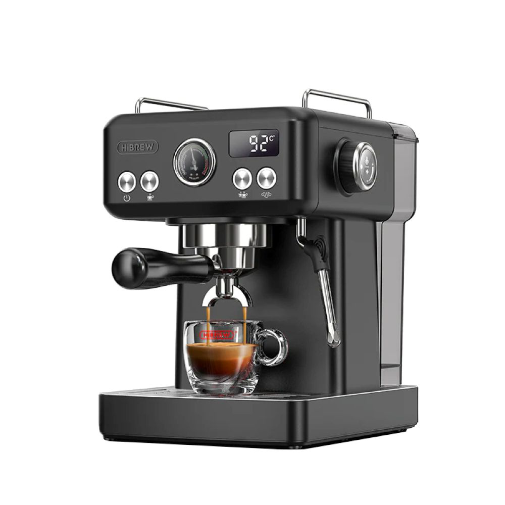 Máquina de espresso negra preparando café en una taza de vidrio, pantalla digital muestra 92 grados.