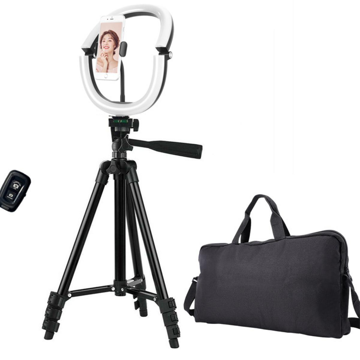 Ein Ringlicht auf einem Stativ mit Telefon, Fernbedienung und schwarzer Tasche.