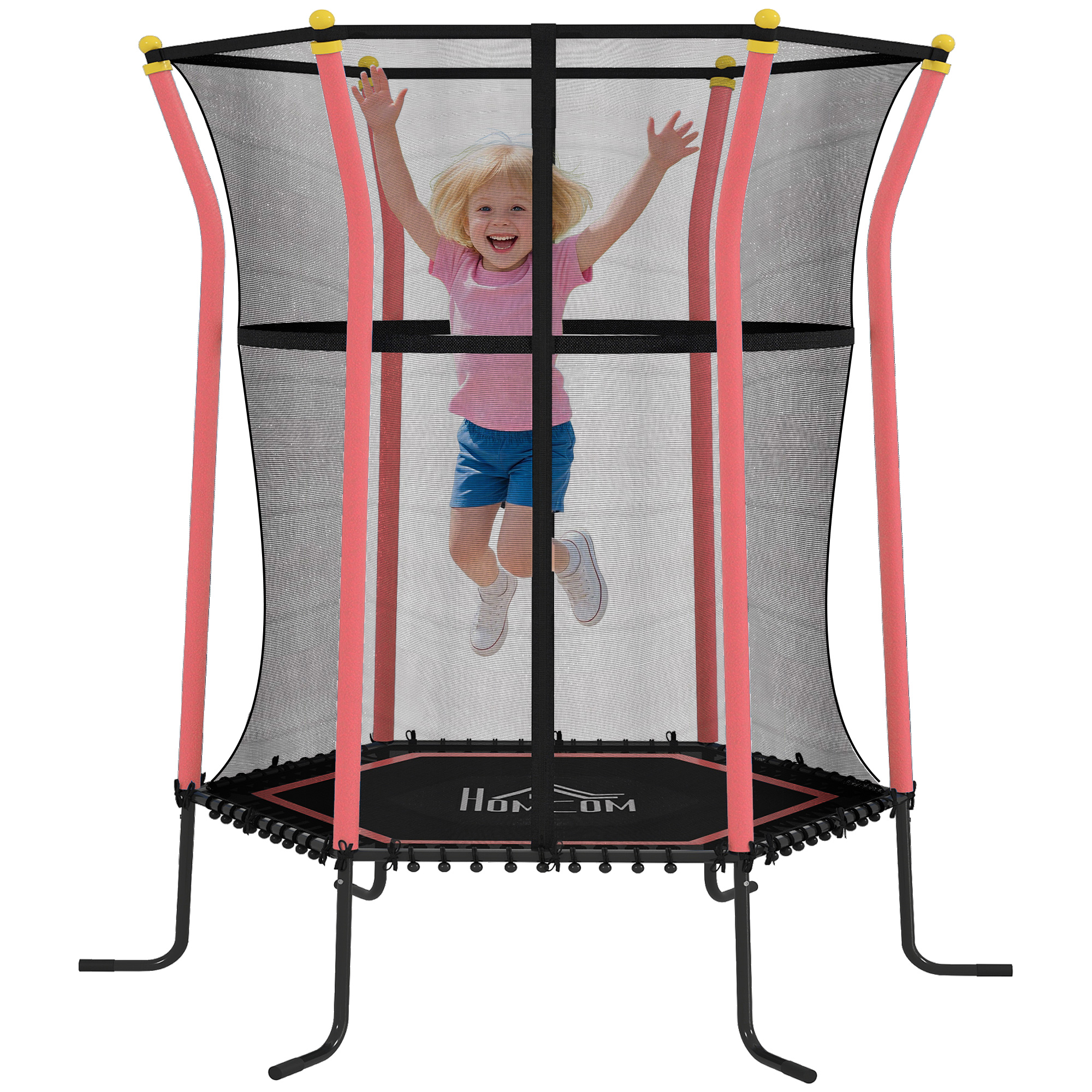Una bambina sorridente in maglietta rosa e pantaloncini blu salta su un trampolino.