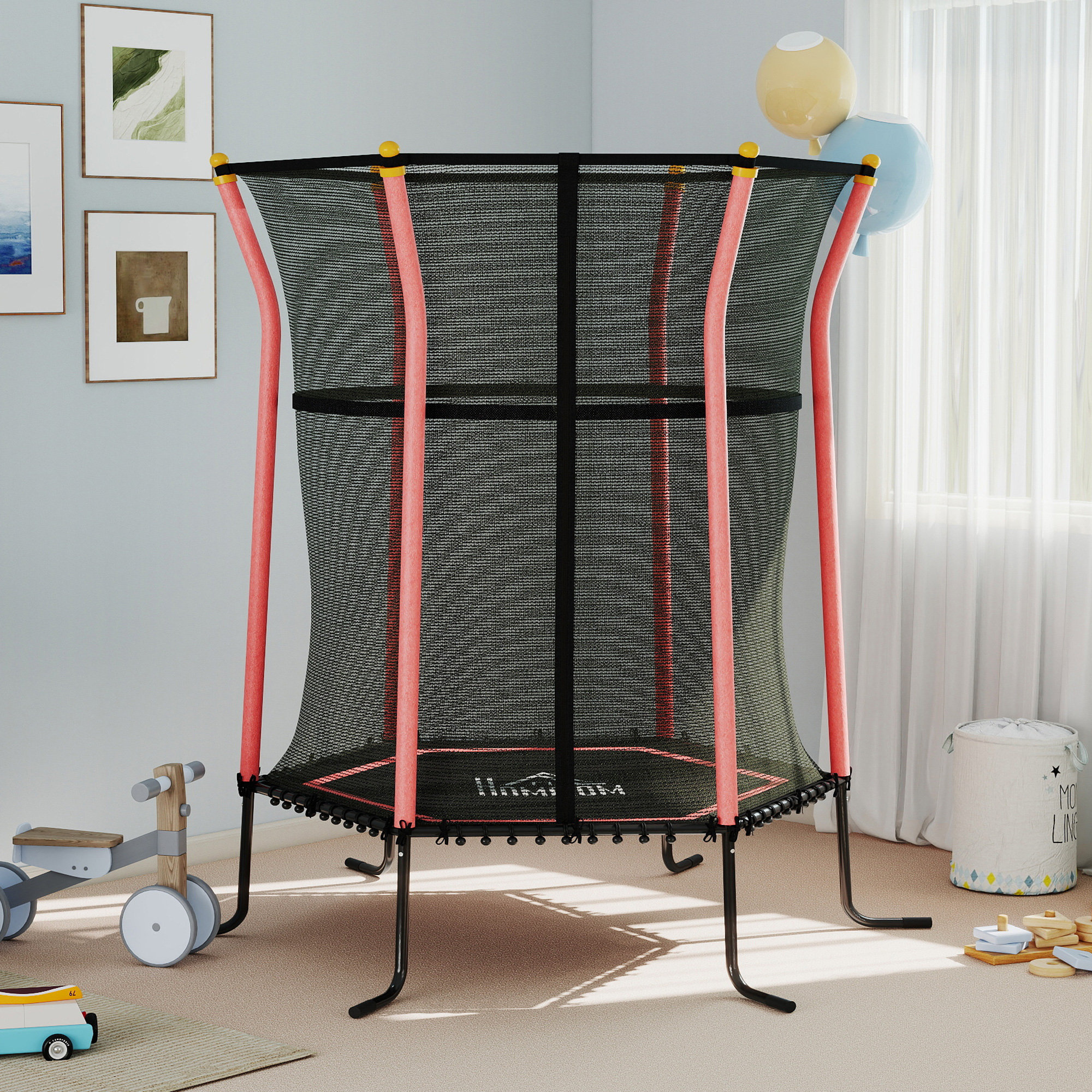 Un trampolino con rete di sicurezza e pali rosa si trova in una cameretta.