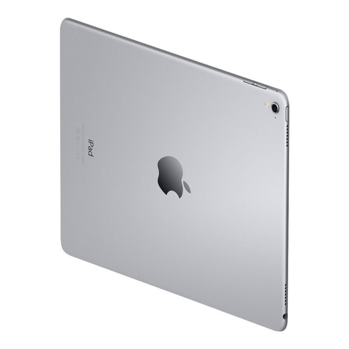 iPad argentato con logo Apple sul retro, vista angolata, sfondo bianco.