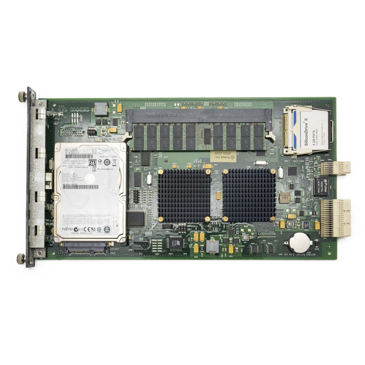 Una scheda verde con hard disk, RAM e dissipatori. Include SiliconDrive.