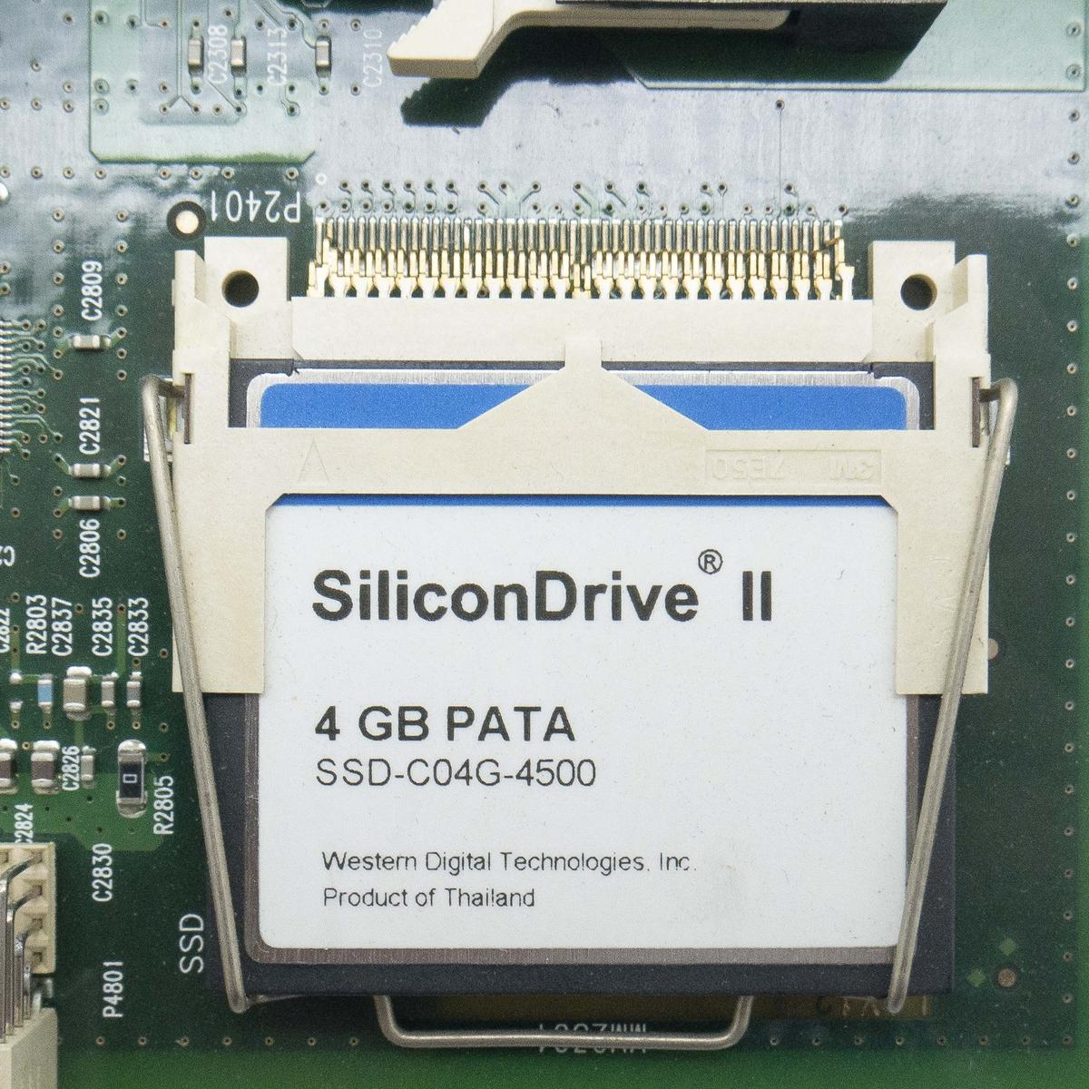 Un SSD PATA SiliconDrive II da 4 GB è installato su una scheda verde.