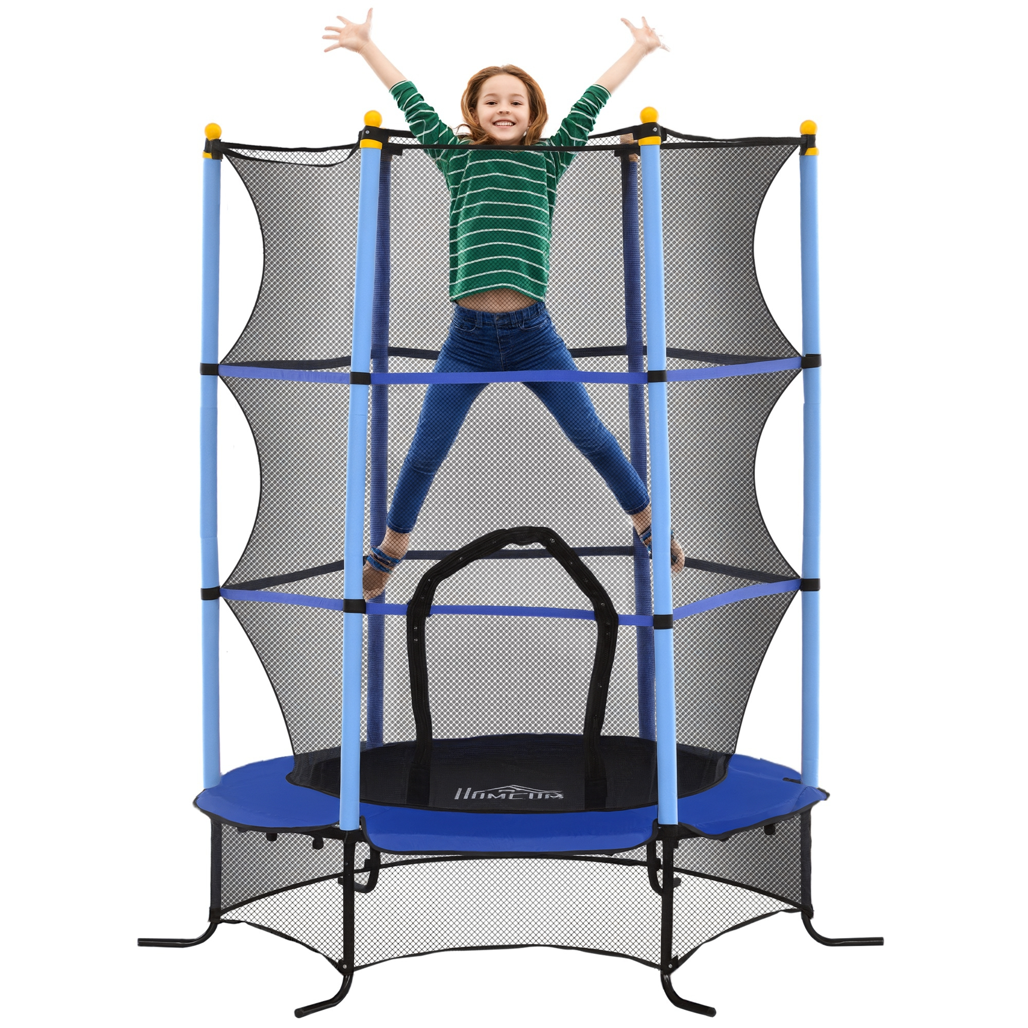 Una bambina sorridente con una maglietta a righe verdi e jeans blu salta gioiosamente su un trampolino blu con rete di sicurezza nera.