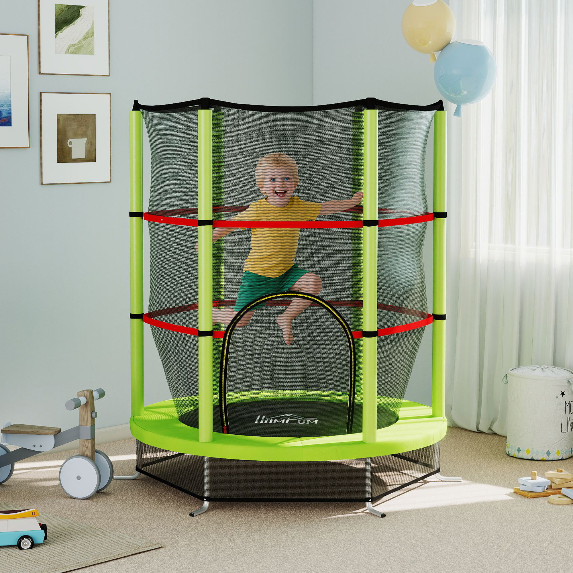 Un bambino salta su un trampolino con rete di sicurezza. Si vedono giocattoli e decorazioni.