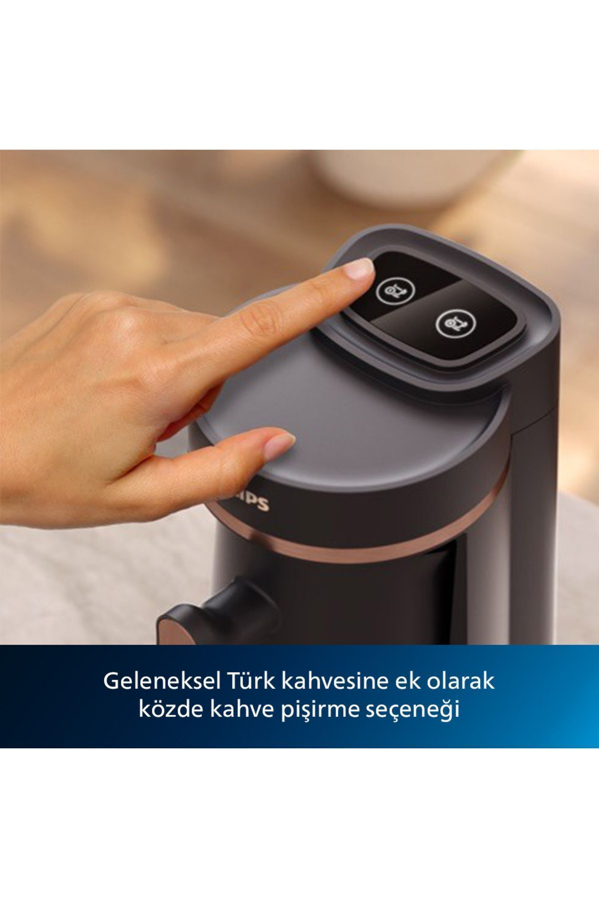 Eine Hand drückt einen Knopf auf einer Kaffeemaschine für türkischen Kaffee.
