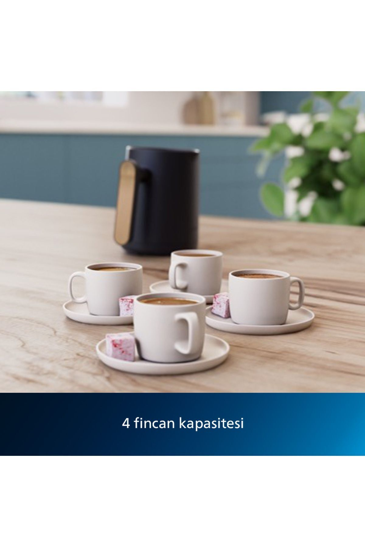 Eine schwarze Kaffeemaschine steht hinter vier weißen Tassen mit Kaffee auf einem Holztisch.