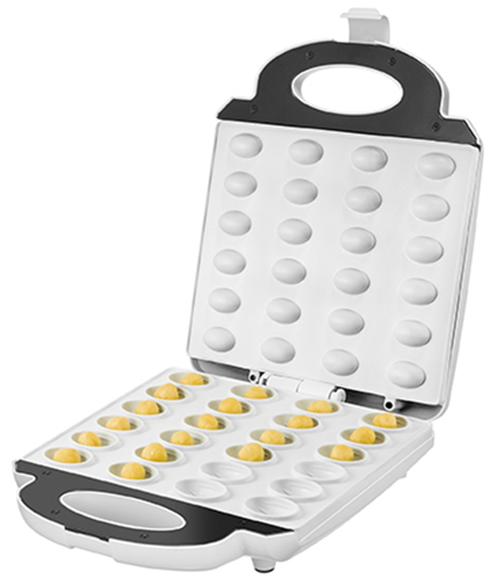 Otwarta, jasna gofrownica z 30 okrągłymi wgłębieniami, niektóre z ciastem.