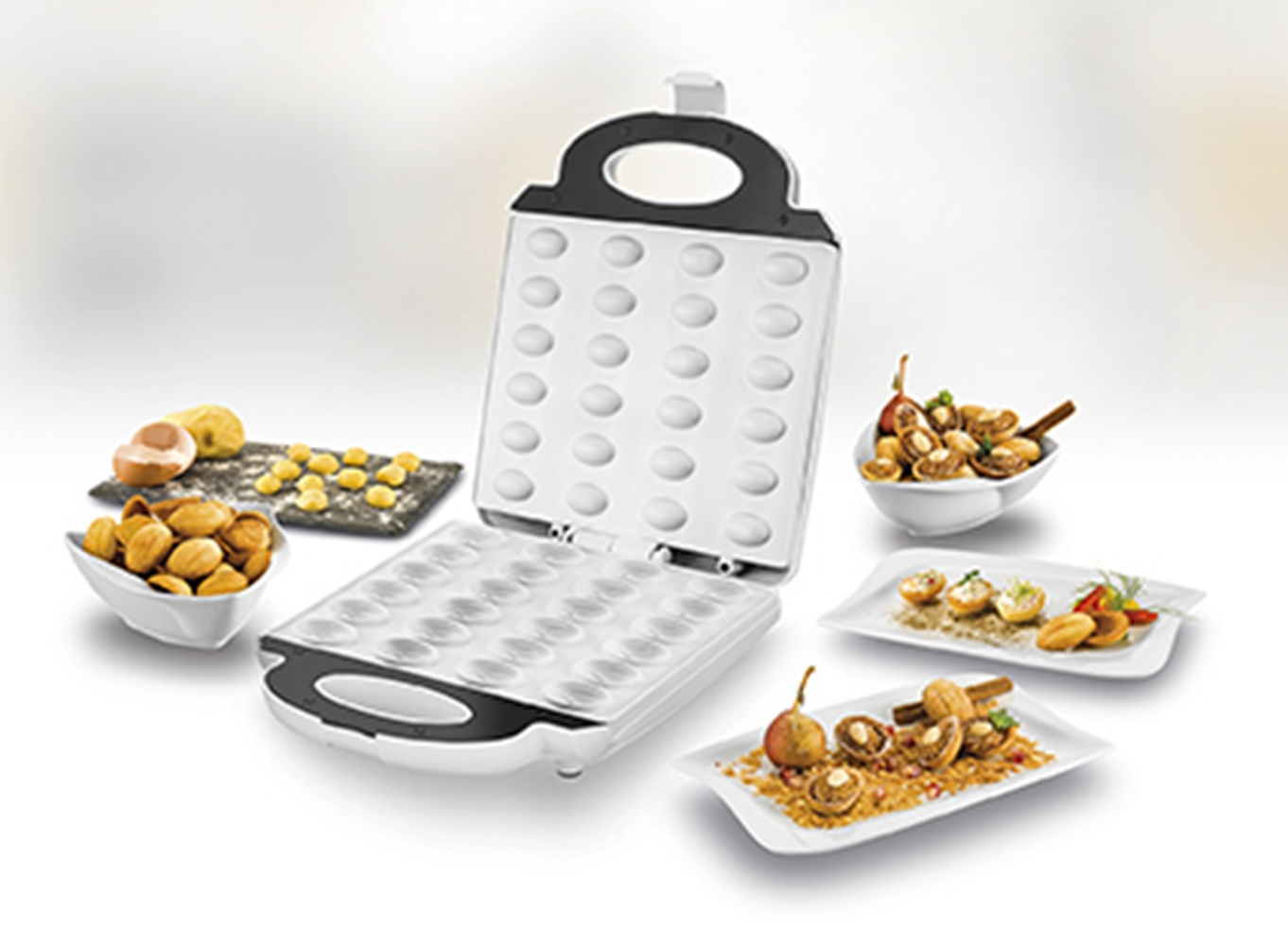 Offener Waffelautomat mit süßen Snacks und Zutaten.