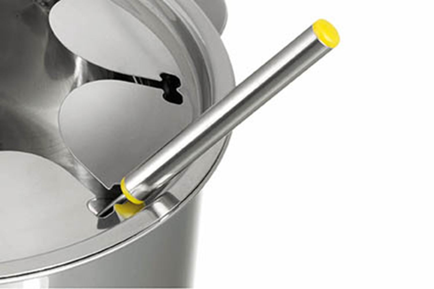 Srebrna rączka z żółtą nasadką wystaje z srebrnego pojemnika.