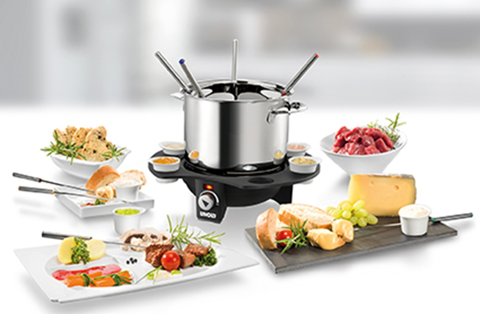 Zestaw do fondue z różnymi składnikami: mięso, chleb, ser i sosy.