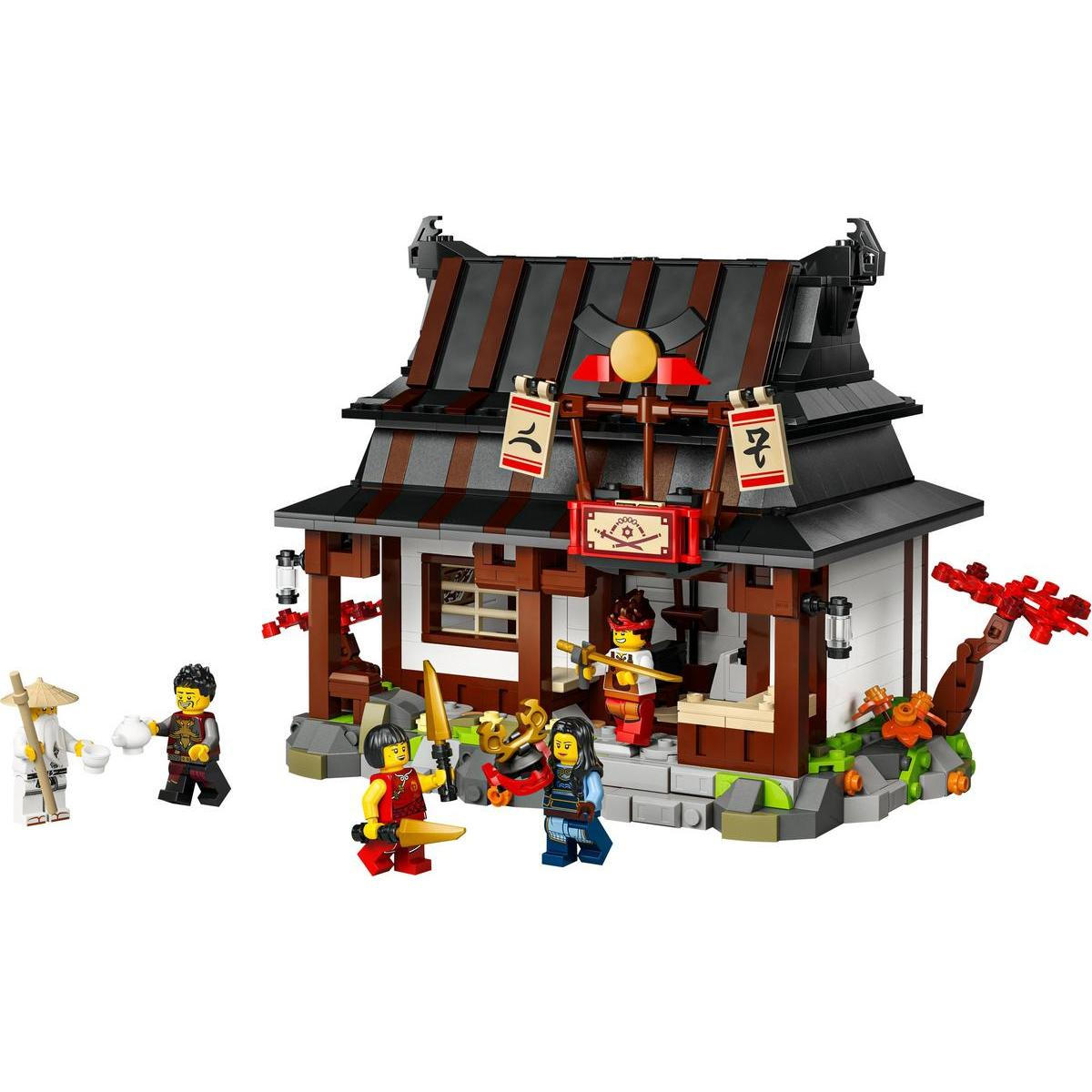 Lego ninjaları kırmızı ve koyu renkli çatıya sahip Japon tarzı bir binanın önünde duruyor.