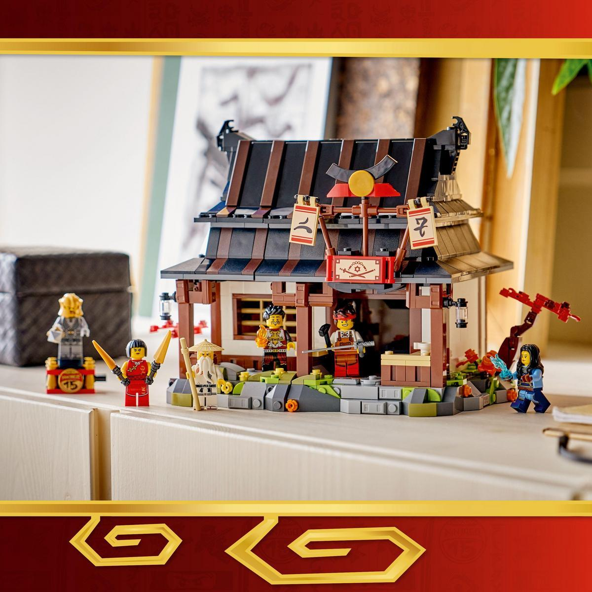 Figürler ve silahlarla Lego Ninjago tapınağı. Klasik bir Japon binası.