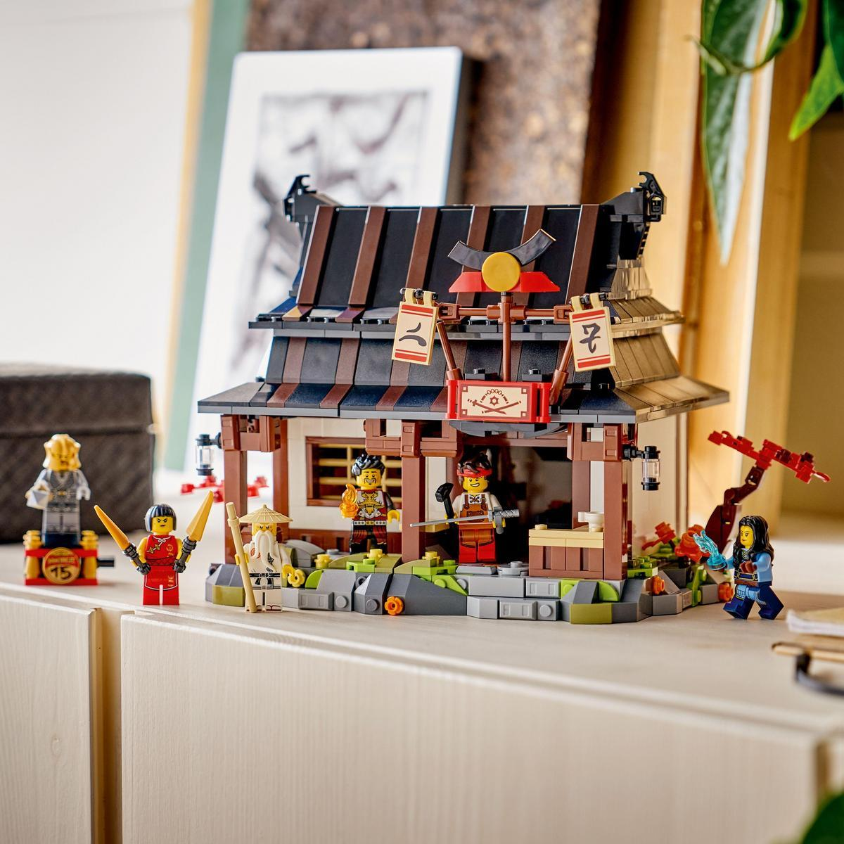 Figürlü Lego Ninjago tapınağı: kılıçlı bir adam, mavi enerjili bir kadın ve diğerleri.