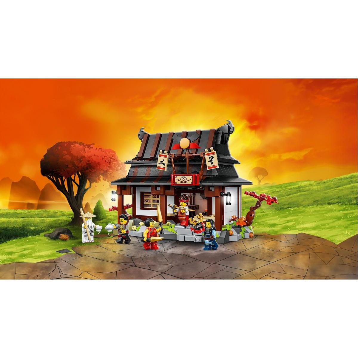 Lego ninjaları, kırmızı ağaçlı ve turuncu gökyüzü olan bir dojoda toplanıyor.