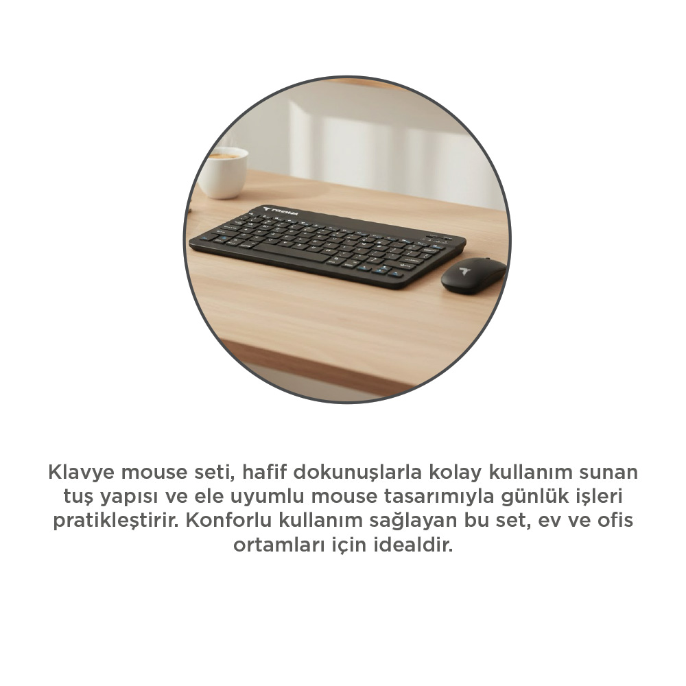 Ahşap bir masada, kahve fincanıyla birlikte siyah klavye ve fare seti.