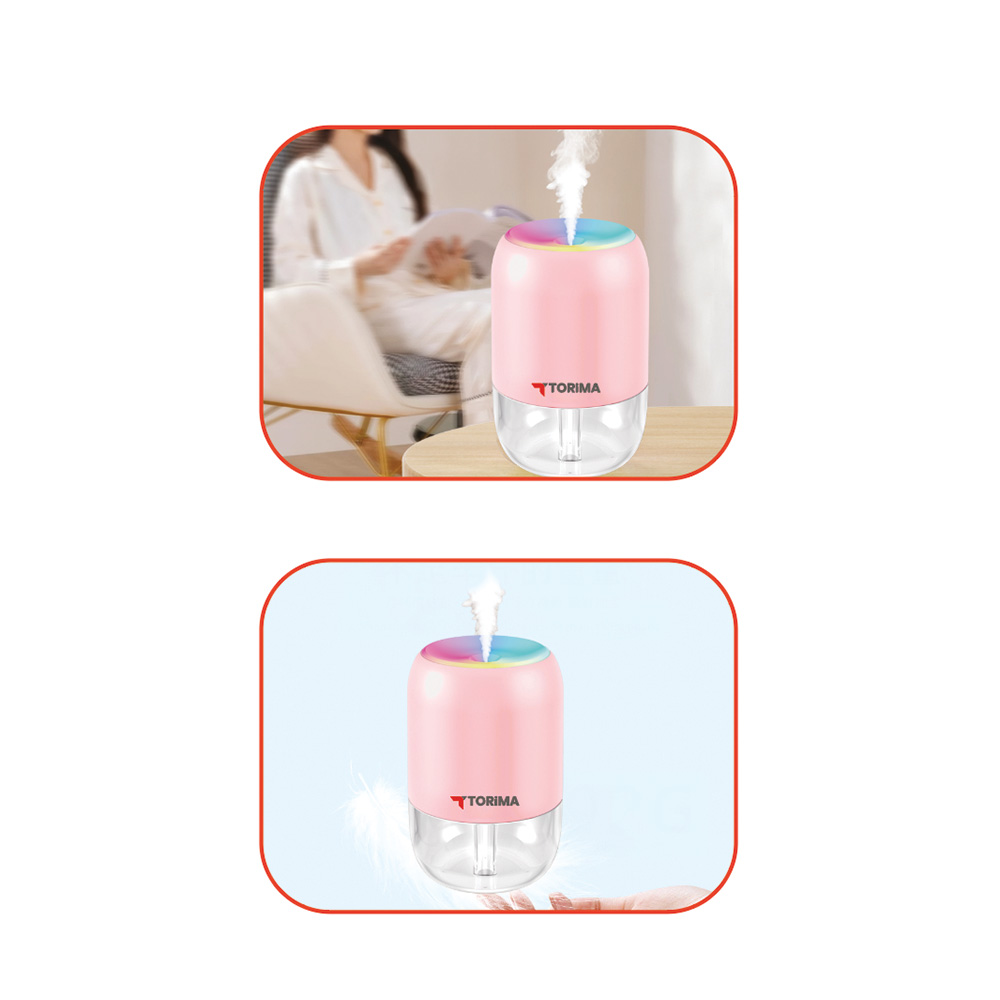 Üstte gökkuşağı ışıklı pembe bir nemlendirici sis püskürtüyor.