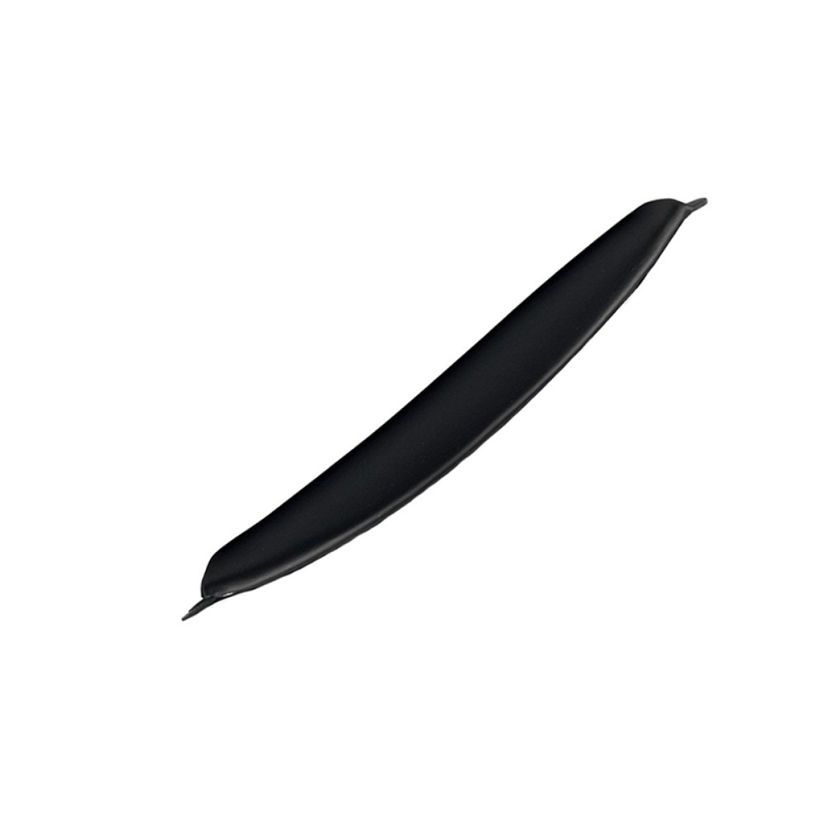 Un singolo oggetto nero ed elegante, dalla forma curva, giace diagonalmente.