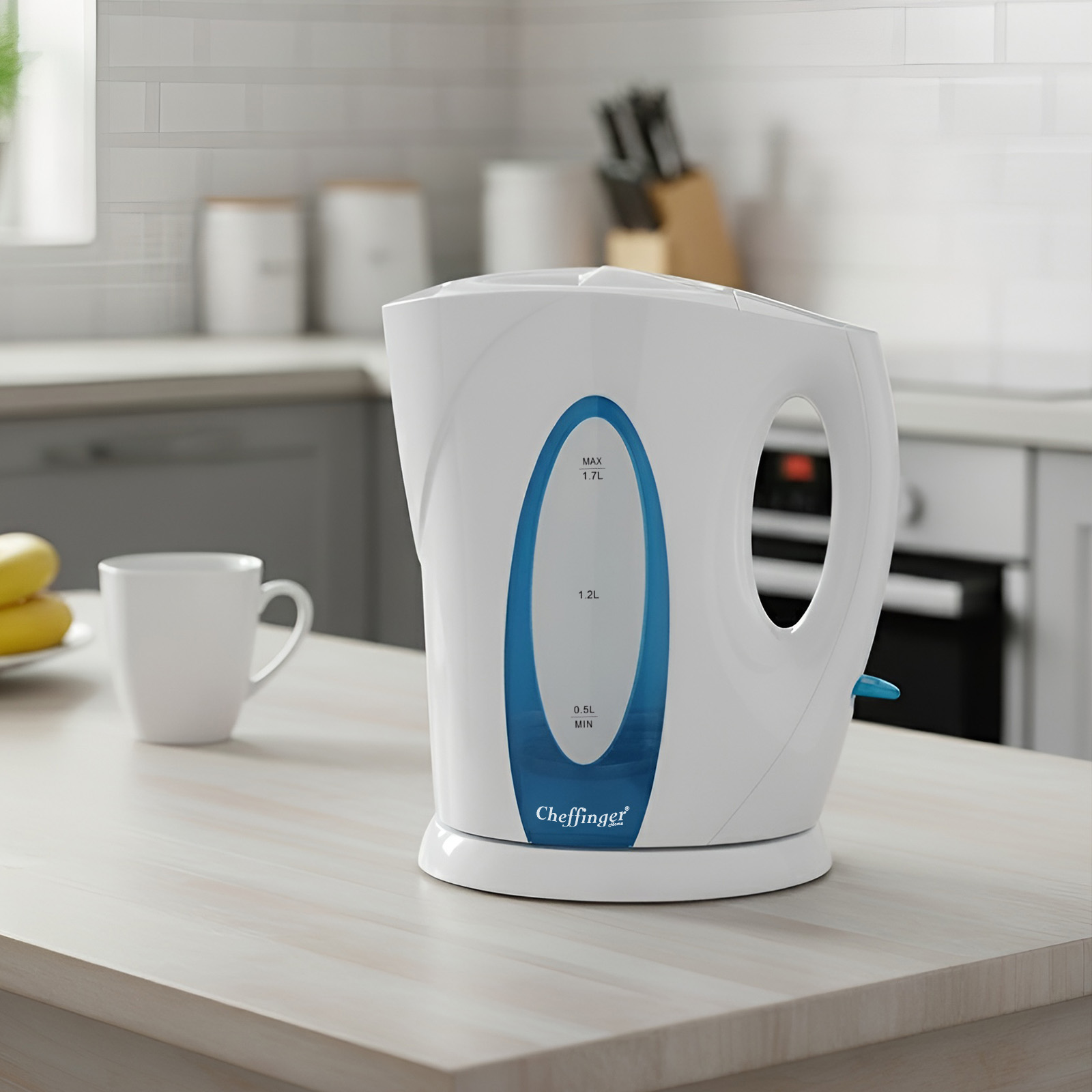 Une bouilloire électrique blanche avec indicateur de niveau d'eau bleu sur un comptoir.
