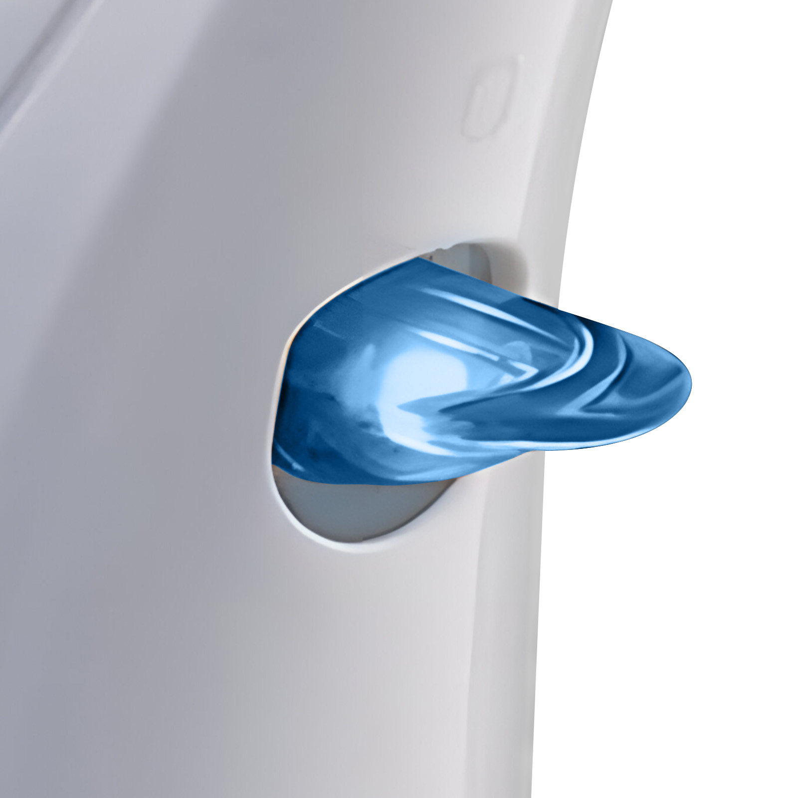 Un objet bleu et brillant dépasse d'une surface blanche.