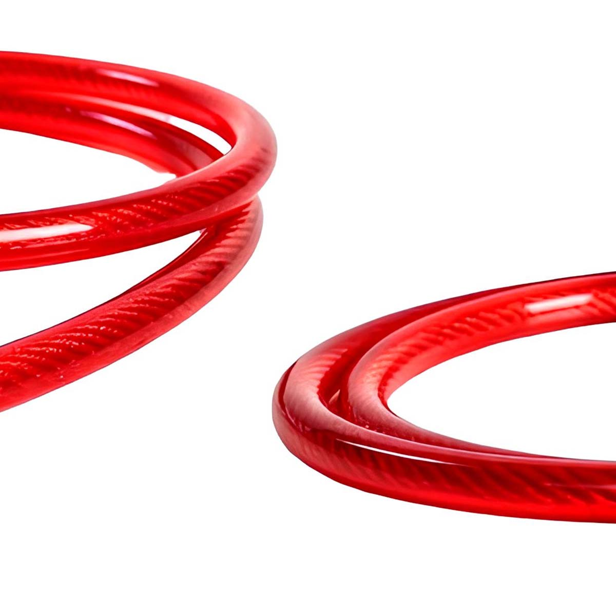 Zwei rote Kabel auf weißem Hintergrund.